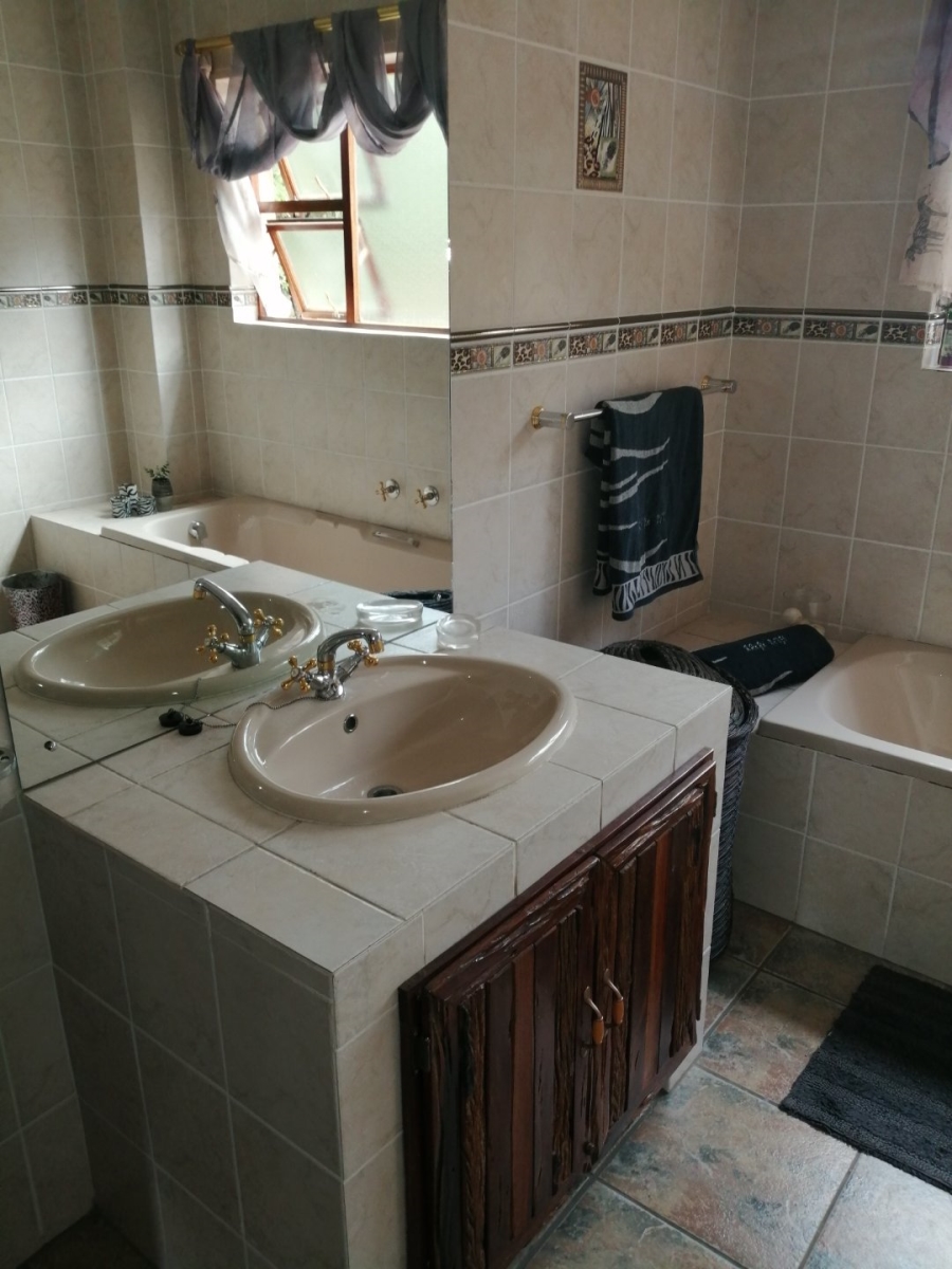 4 Bedroom Property for Sale in Boschenvaal River Front Lodges Free State